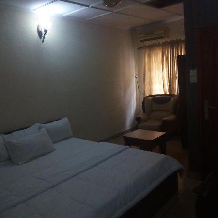 Holla-Jobi Guest House Лагос Екстериор снимка