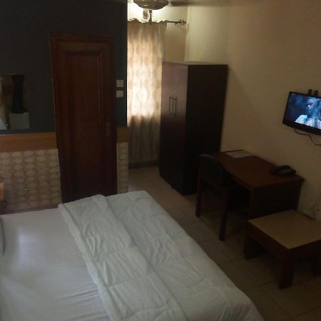 Holla-Jobi Guest House Лагос Екстериор снимка