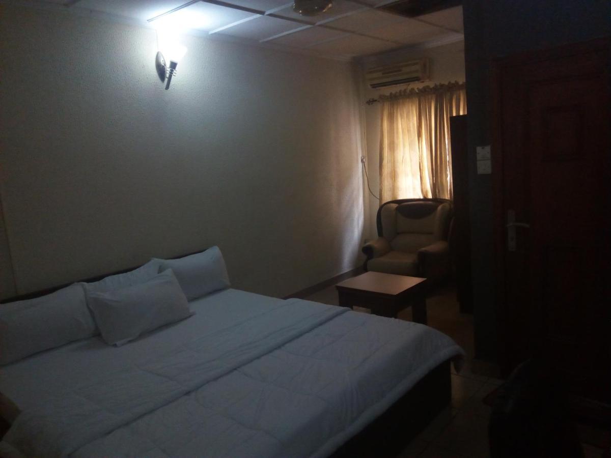 Holla-Jobi Guest House Лагос Екстериор снимка