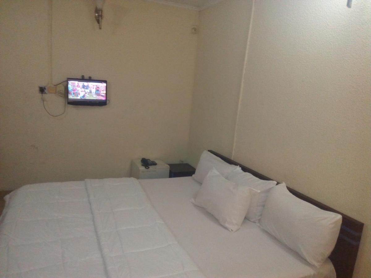 Holla-Jobi Guest House Лагос Екстериор снимка