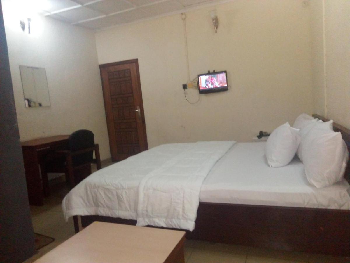 Holla-Jobi Guest House Лагос Екстериор снимка