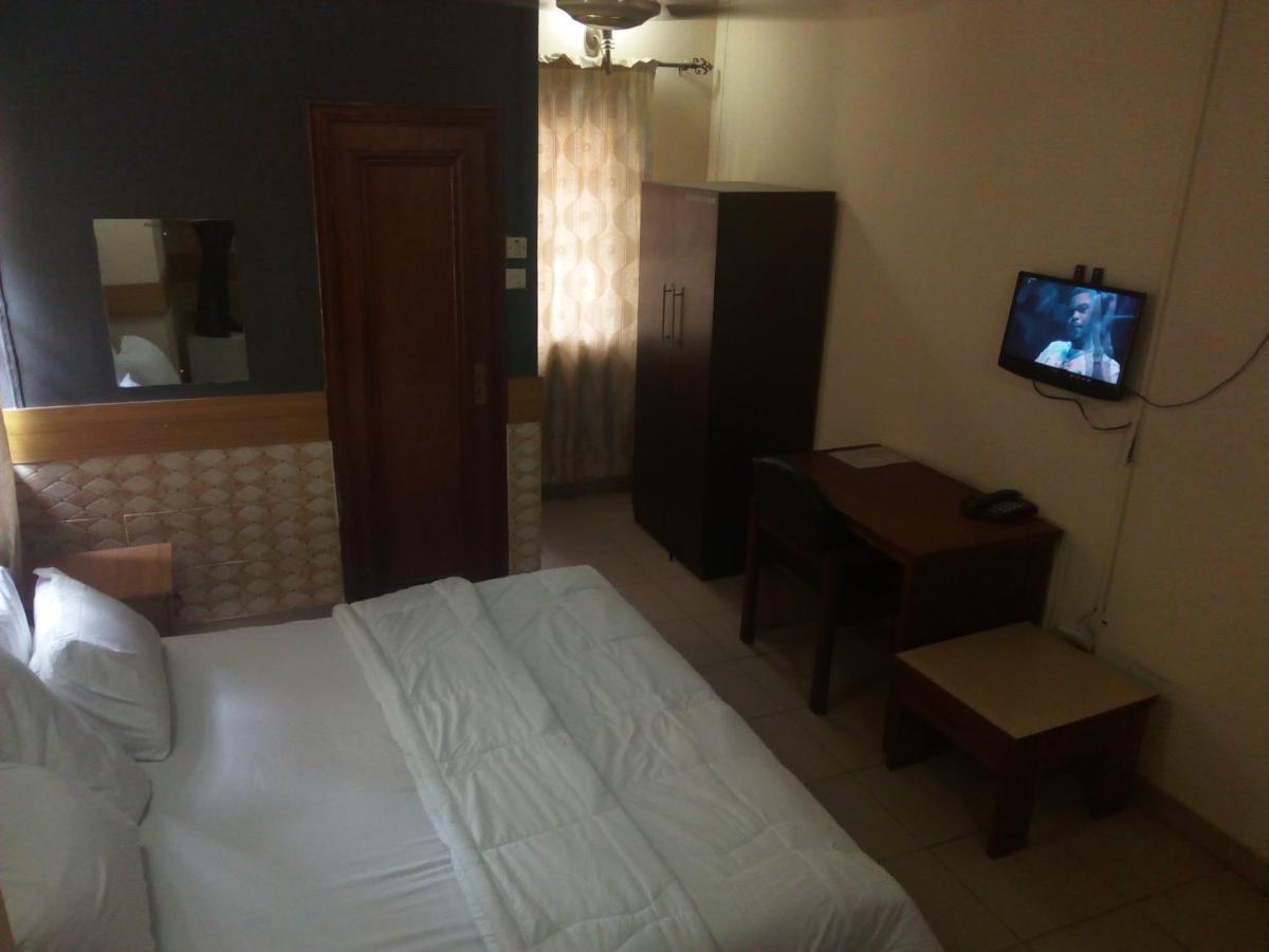 Holla-Jobi Guest House Лагос Екстериор снимка