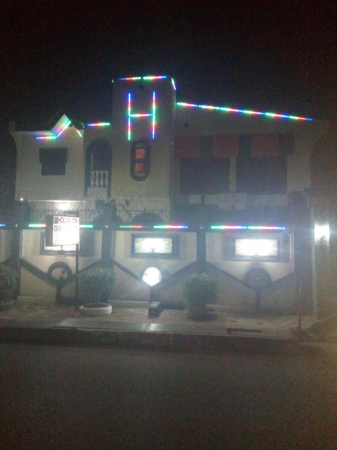 Holla-Jobi Guest House Лагос Екстериор снимка